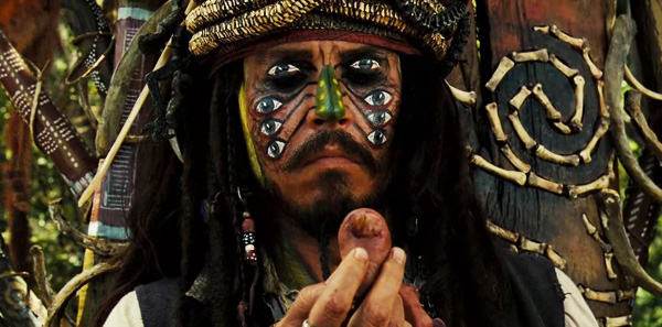 جانی دپ در حال ایفای نقش در فیلم دزدان دریایی کارائیب: صندوقچه مرد مرده